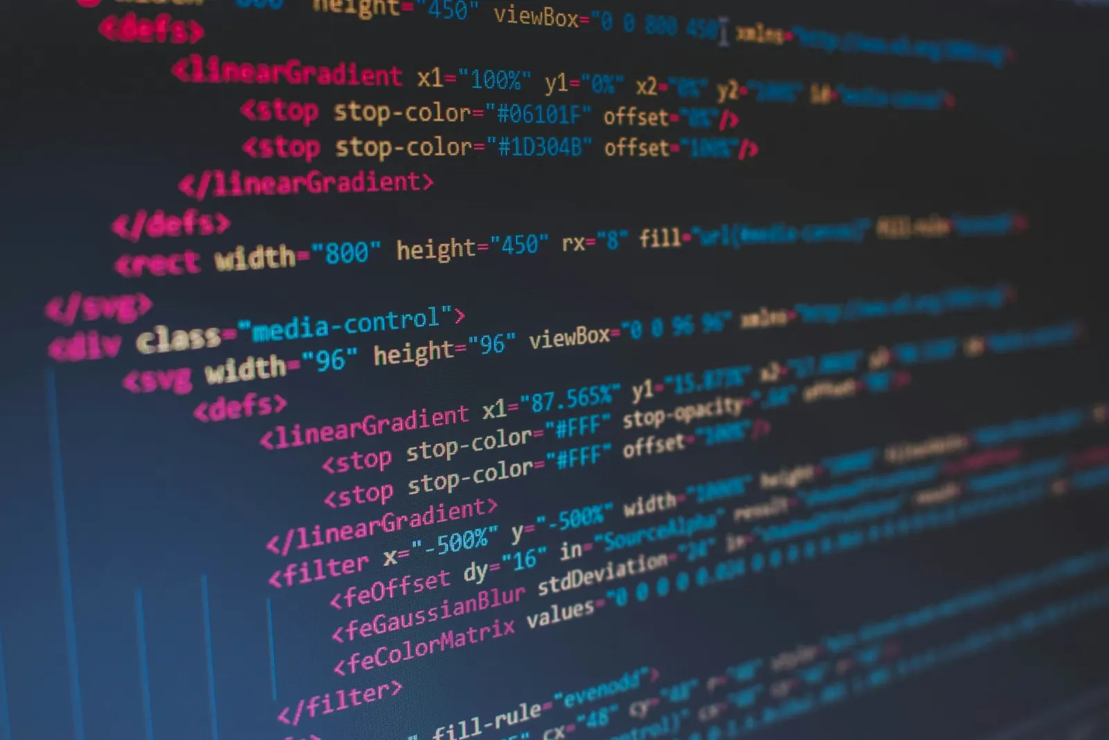 Code-Editor mit SVG-Quelltext auf dunklem Bildschirm