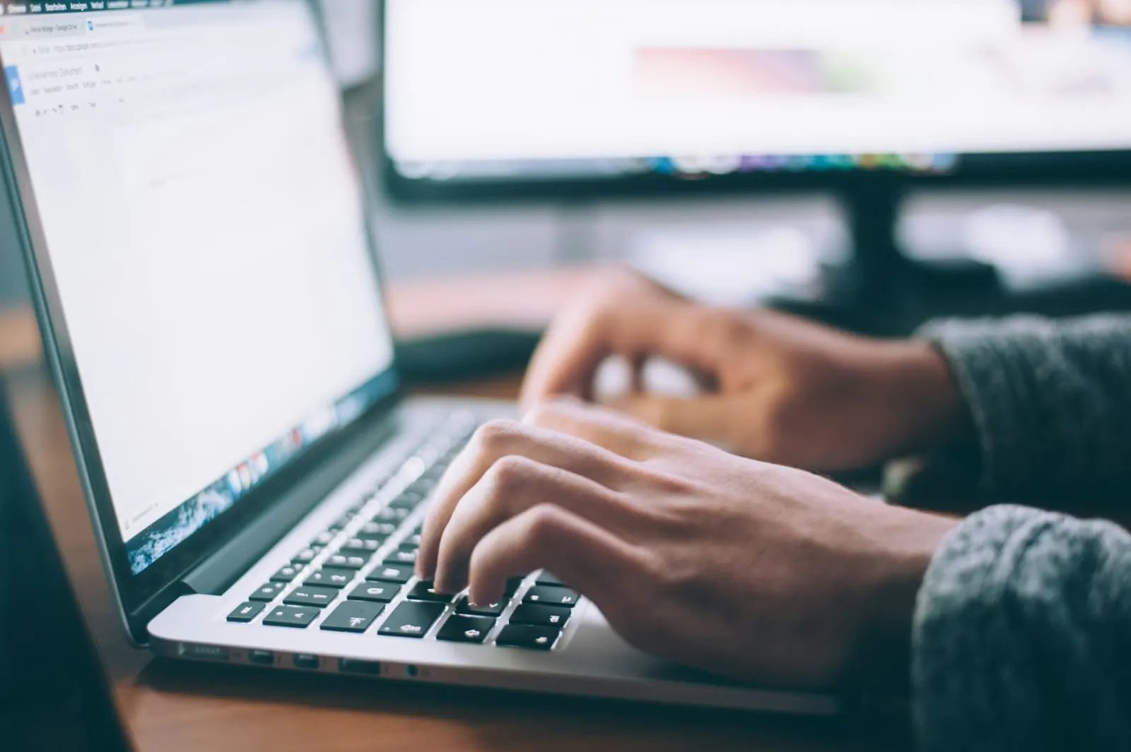 Hände auf einer Laptop-Tastatur beim Programmieren