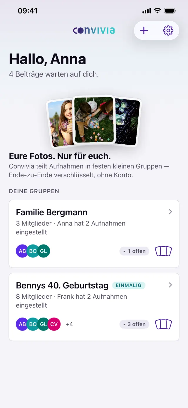 Convivia Startseite: Begrüßung „Hallo, Anna“, vier wartende Beiträge und zwei Gruppen — „Familie Bergmann“ und die einmalige Gruppe „Bennys 40. Geburtstag“